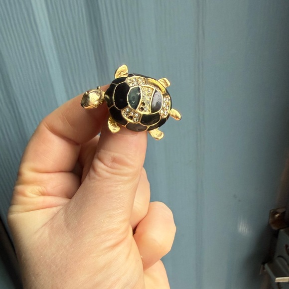 🐢 Vintage Gold Tone and Black Enamel Rhinestone Turtle Brooch Pin - Picture 8 of 14